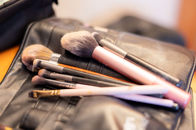 Make-up-Pinsel beim Getting Ready